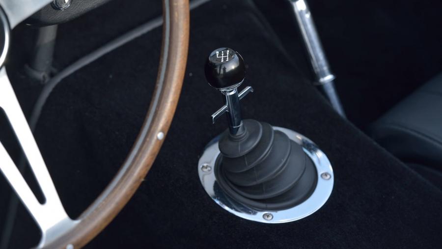 Детали интерьера Shelby Cobra 289 (CSX 2195) 1963 года  (фото 9 из 20)